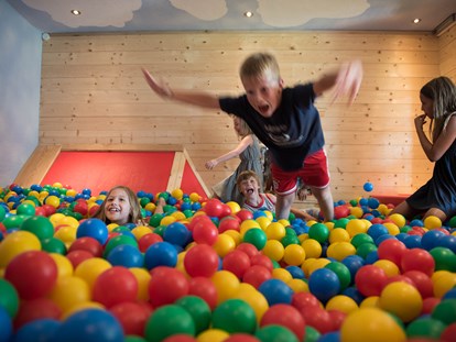 Familienhotel - Babysitterservice - Österreich - Bällebad im Indoor-Spielplatz - Übergossene Alm Resort