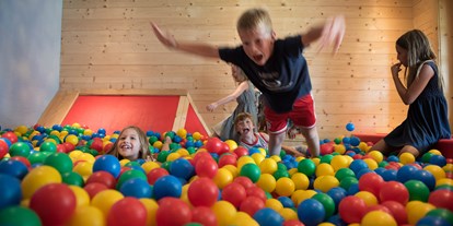 Familienhotel - Teenager-Programm - Salzburg - Bällebad im Indoor-Spielplatz - Übergossene Alm Resort