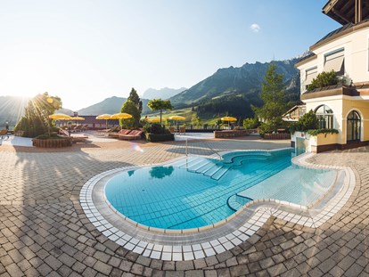 Familienhotel - Pools: Außenpool beheizt - Oberndorf in Tirol - Außenpool - Übergossene Alm Resort