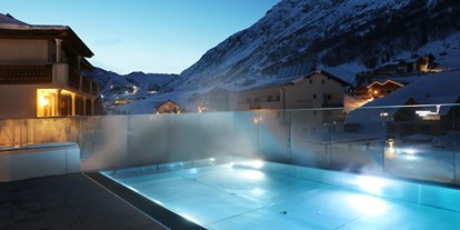 Familienhotel - Schwimmkurse im Hotel - Österreich - SKY Infinity Outdoorpool - Kinderhotel "Alpenresidenz Ballunspitze"