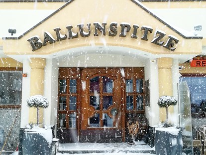 Familienhotel - Pools: Außenpool beheizt - Klosters - Hotel - Kinderhotel "Alpenresidenz Ballunspitze"
