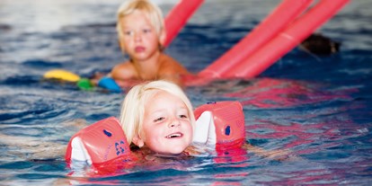 Familienhotel - Schwimmkurse im Hotel - Österreich - Pool - Kinderhotel "Alpenresidenz Ballunspitze"