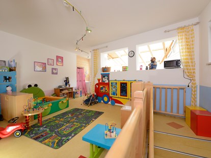 Familienhotel - Einzelzimmer mit Kinderbett - Klosters - Babyclub - Kinderhotel "Alpenresidenz Ballunspitze"