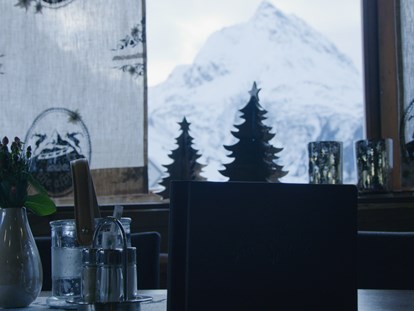 Familienhotel - Verpflegung: alkoholfreie Getränke ganztags inklusive - Klosters - Restaurant - Kinderhotel "Alpenresidenz Ballunspitze"