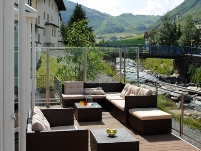 Familienhotel - Kletterwand - Nauders - Terrasse - Kinderhotel "Alpenresidenz Ballunspitze"