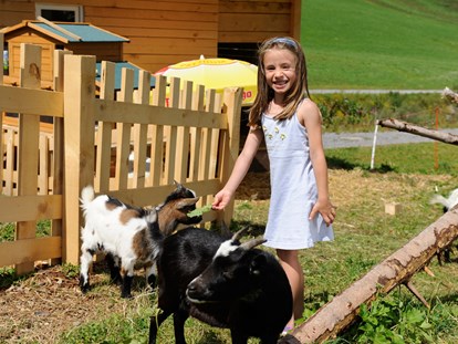 Familienhotel - Ausritte mit Pferden - Davos Wiesen - Streichelzoo - Kinderhotel "Alpenresidenz Ballunspitze"