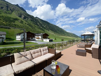 Familienhotel - Pools: Außenpool beheizt - Österreich - Sonnenterrasse - Kinderhotel "Alpenresidenz Ballunspitze"