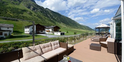 Familienhotel - Schwimmkurse im Hotel - Österreich - Sonnenterrasse - Kinderhotel "Alpenresidenz Ballunspitze"