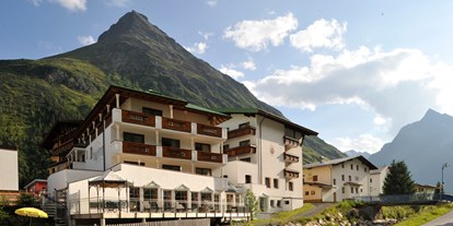 Familienhotel - Schwimmkurse im Hotel - Österreich - Hotel - Kinderhotel "Alpenresidenz Ballunspitze"