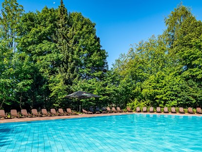 Familienhotel - Pools: Innenpool - Deutschland - Saisonaler Außen-Pool - AHORN Harz Hotel Braunlage