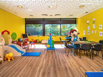 Familienhotel - Einzelzimmer mit Kinderbett - Bad Sachsa - YOKI AHORN Kinderspielzimmer - AHORN Harz Hotel Braunlage