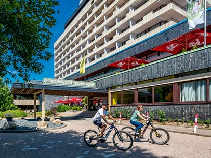 Familienhotel - Suiten mit extra Kinderzimmer - Bad Lauterberg im Harz - Außenansicht Hotel mit Fahrrädern - AHORN Harz Hotel Braunlage