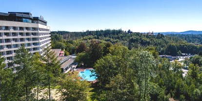 Familienhotel - Verpflegung: Frühstück - Niedersachsen - Außenansicht mit Außen-Pool im Sommer - AHORN Harz Hotel Braunlage