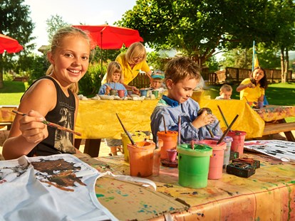 Familienhotel - Pools: Schwimmteich - Schladming - Kinderbetreuungsprogramm - Familienbasteltag - Sonnberg Ferienanlage
