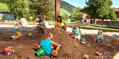 Familienhotel - Spielplatz - Großarl - großer Sandspielkasten für Sonnberg Kinder - Sonnberg Ferienanlage