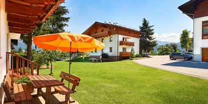 Familienhotel - Ausritte mit Pferden - Salzburg - Außenansicht Sonnberg Ferienanlage im Sommer - Sonnberg Ferienanlage