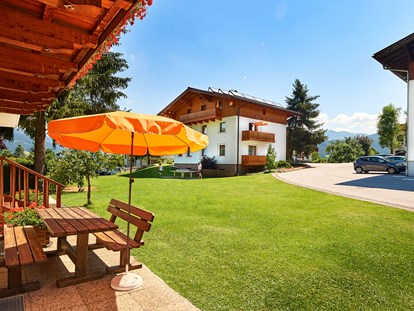 Familienhotel - Umgebungsschwerpunkt: See - Salzburg - Außenansicht Sonnberg Ferienanlage im Sommer - Sonnberg Ferienanlage