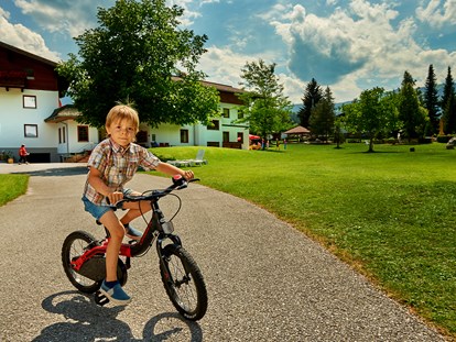Familienhotel - Garten - Schladming - kostenloser Fahrradverleih für Groß und Klein - Sonnberg Ferienanlage