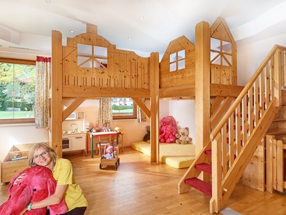 Familienhotel - Einzelzimmer mit Kinderbett - Altenmarkt im Pongau - Spielzimmer mit Fun Box und Kinderkino - Sonnberg Ferienanlage