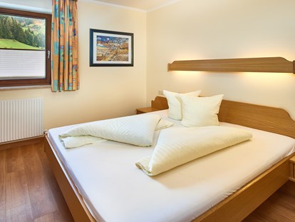 Familienhotel - Einzelzimmer mit Kinderbett - Gosau - Appartementbeispiel - Sonnberg Ferienanlage