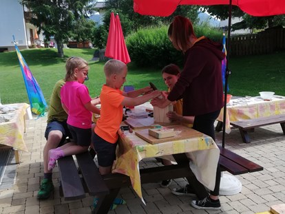 Familienhotel - Umgebungsschwerpunkt: Therme - Fuschl am See - Insektenhotel bauen - Sonnberg Ferienanlage