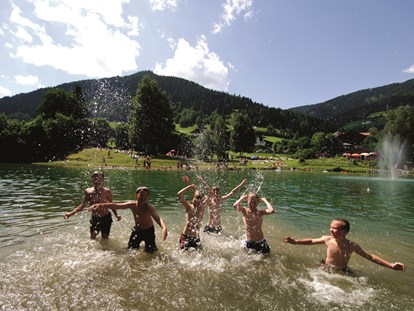 Familienhotel - Pools: Schwimmteich - Gröbming - Badesee direkt an der Ferienanlage - Sonnberg Ferienanlage