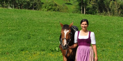 Familienhotel - Sauna - Oberösterreich - Spaziergang mit Pferd - Ferienhotel Gut Enghagen