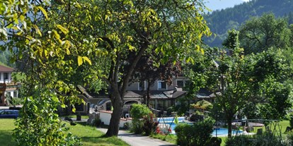 Familienhotel - Streichelzoo - Donnersbachwald - Idyllische Zufahrt zum Hotel - Ferienhotel Gut Enghagen