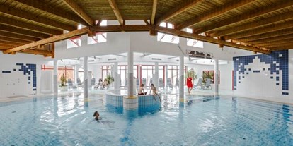 Familienhotel - Kinderbetreuung in Altersgruppen - Fieberbrunn - Pool Bereich im Aldiana Club Hochkönig - Aldiana Club Hochkönig