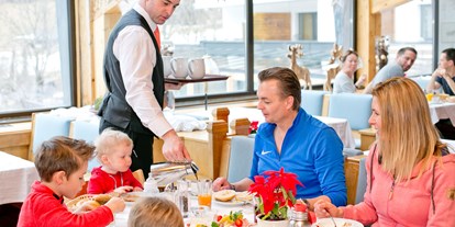 Familienhotel - Skikurs direkt beim Hotel - Kärnten - Frühstück mit der ganzen Familie - Hotel NockResort