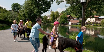 Familienhotel - Garten - Oberinntal - im Sommer gibt es 5 x /Woche Pony reiten und die Kinder lieben es - Kinderhotel Laderhof