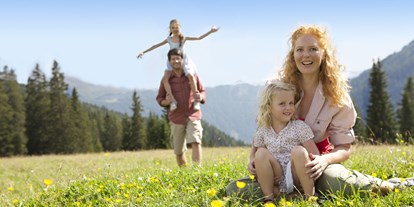 Familienhotel - Hallenbad - Tiroler Oberland - im Sommer geht es mit der Super Sommer Card rauf auf den Berg - Kinderhotel Laderhof