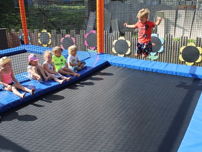 Familienhotel - Tennis - Schröcken - Action und Spaß gibt es auf dem Trampolin - Kinderhotel Laderhof