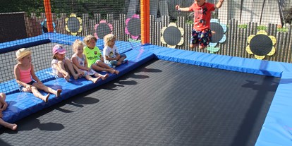 Familienhotel - Spielplatz - Fiss - Action und Spaß gibt es auf dem Trampolin - Kinderhotel Laderhof