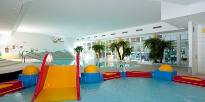 Familienhotel - Garten - Oberinntal - Hallenbad mit Kinderbecken und kleiner Wasserrutsche - Kinderhotel Laderhof