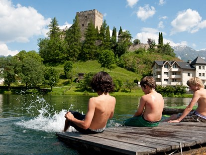 Familienhotel - Umgebungsschwerpunkt: See - Galtür - direkt vor dem Hotel liegt der wunderschöne Burgweiher - Kinderhotel Laderhof