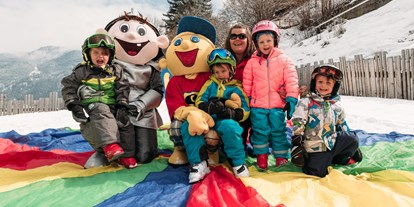 Familienhotel - Teenager-Programm - Serfaus - Unser Maskottchen Ladi besucht die Kinder täglich im Skiland - Kinderhotel Laderhof