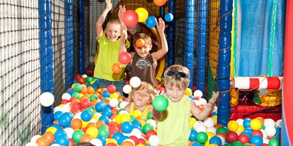 Familienhotel - Hallenbad - Tiroler Oberland - Action und Spaß bietet der Kids Club - Kinderhotel Laderhof