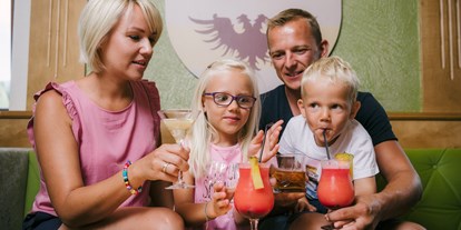 Familienhotel - Hallenbad - Tiroler Oberland - neben den Drinks für Mami und Papi gibt es auch richtig leckere Kindercocktails - Kinderhotel Laderhof