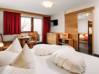 Familienhotel - Einzelzimmer mit Kinderbett - Nauders - Wohnbeispiel - Kinderhotel Laderhof