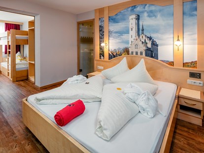 Familienhotel - Kinderhotels Europa - Seefeld in Tirol - auch die Kunibert Suite ist im Ritterstil eingerichtet - Kinderhotel Laderhof