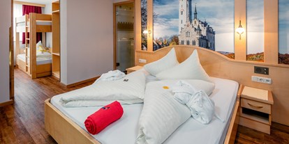 Familienhotel - Suiten mit extra Kinderzimmer - Serfaus - auch die Kunibert Suite ist im Ritterstil eingerichtet - Kinderhotel Laderhof