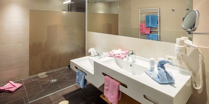 Familienhotel - Teenager-Programm - Serfaus - in unseren modernen Badezimmern macht das Duschen richtig Spaß - Kinderhotel Laderhof