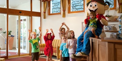 Familienhotel - Hallenbad - Tiroler Oberland - Herzlich Willkommen im Kinderhotel Laderhof - hier sind die kleinen Gäste die GRÖßTEN - Kinderhotel Laderhof