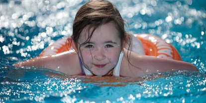 Familienhotel - Suiten mit extra Kinderzimmer - Serfaus - Schwimmen lernen im Urlaub - auch das ist möglich im Laderhof - Kinderhotel Laderhof