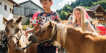 Familienhotel - Garten - Oberinntal - Im Sommer gibt es vormittags immer Pony reiten - Kinderhotel Laderhof