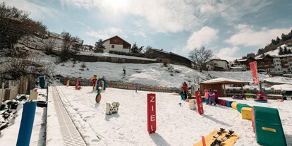 Familienhotel - Spielplatz - Fiss - unterhalb vom Hotel lernen die Anfänger spielerisch das Ski fahren - Kinderhotel Laderhof