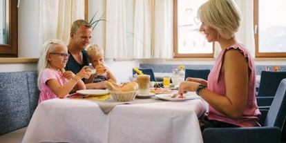 Familienhotel - Suiten mit extra Kinderzimmer - Serfaus - Frühstücksraum - Kinderhotel Laderhof