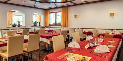 Familienhotel - Hallenbad - Tiroler Oberland - großzügige Familientische bietet unser Speisesaal - Kinderhotel Laderhof