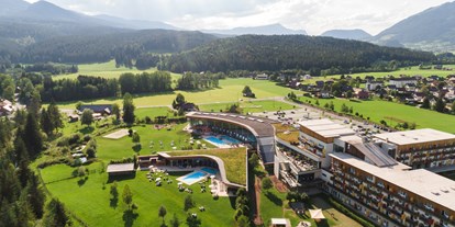 Familienhotel - Kinderwagenverleih - Roßleithen - Hotelanlage Sommer - Aldiana Club Salzkammergut & GrimmingTherme